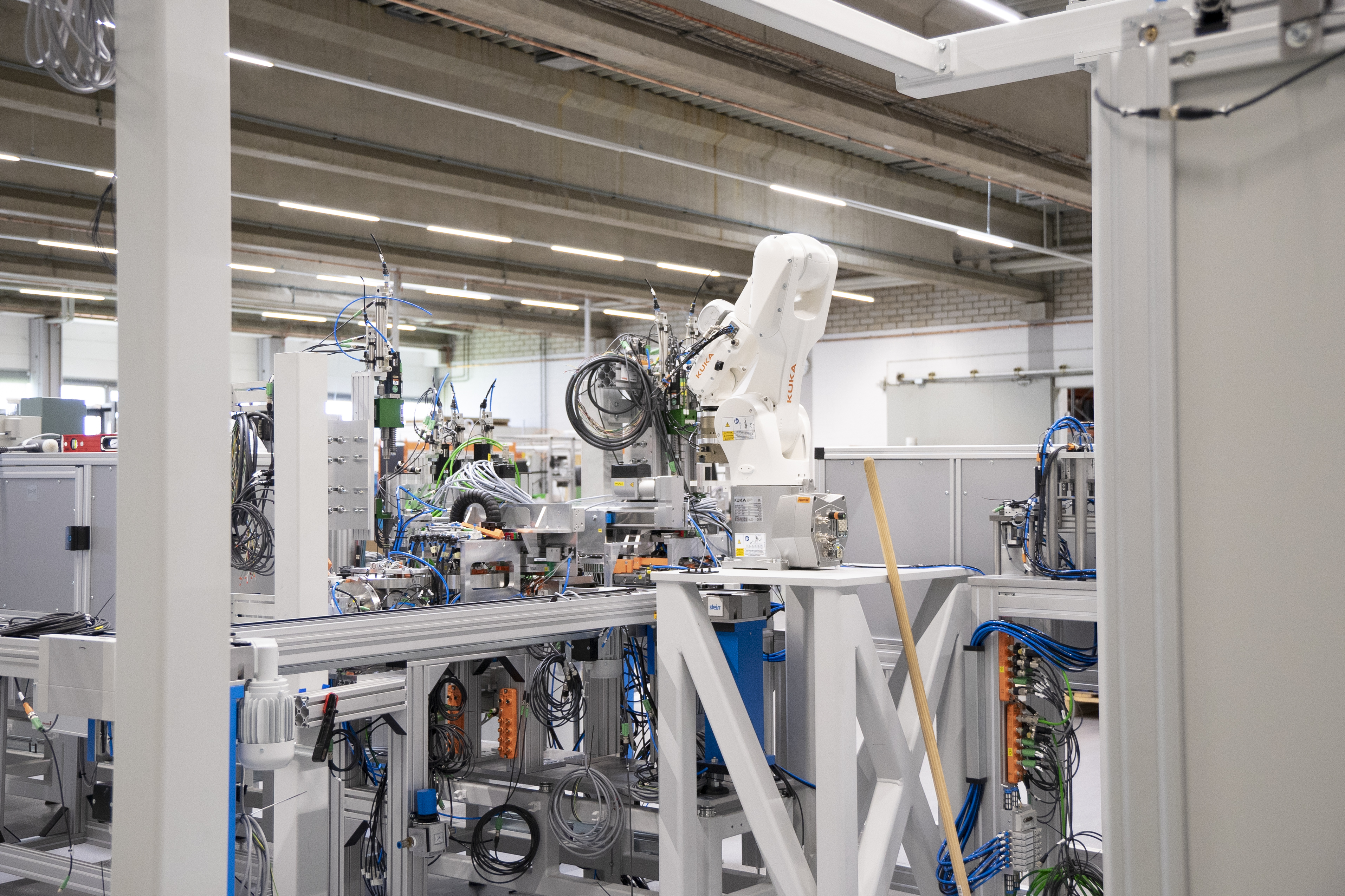 Der Roboter in der halb aufgebauten Maschine