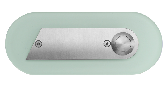 Ovaler Klingeltaster mit Edelstahlblende auf Acrylplatte in „poly-icegreen“, schräge Kantenform, frontal fotografiert.