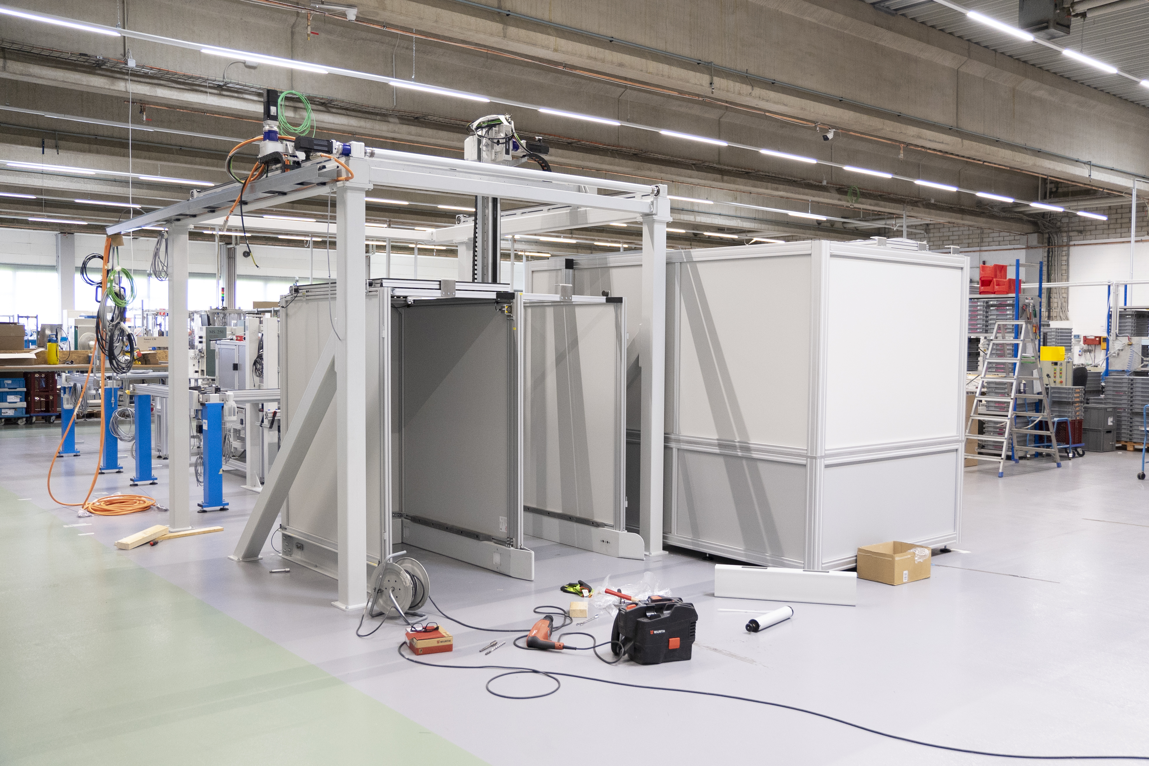 Die eine Seite der Maschine im Aufbau