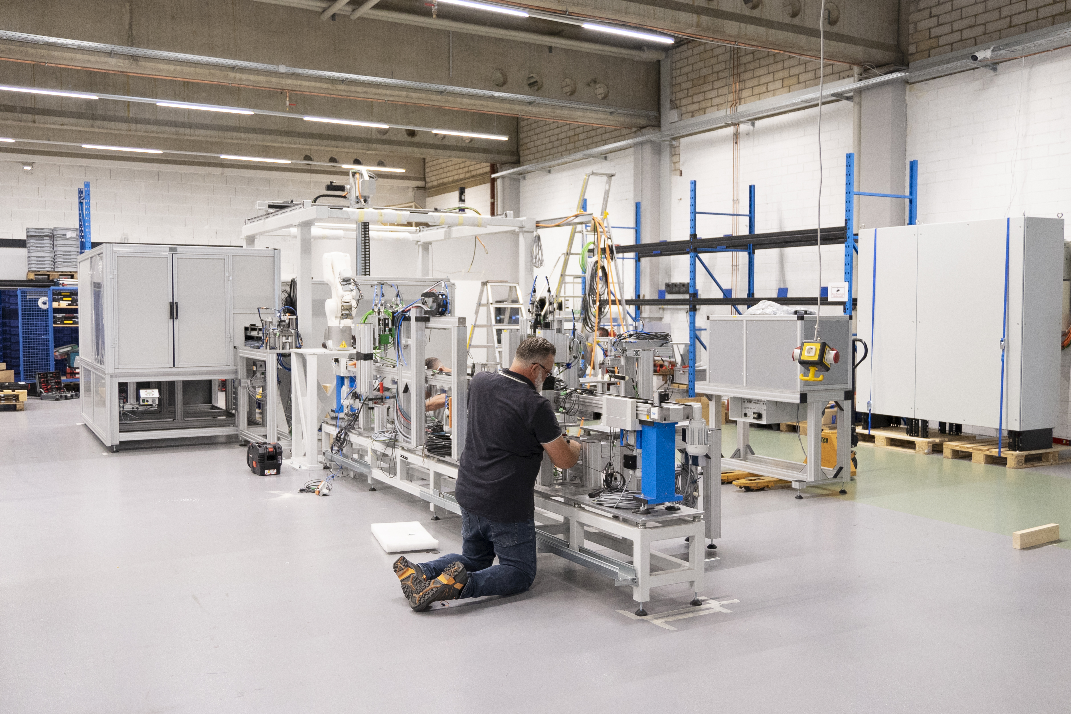 Ein MMTE-Mitarbeiter arbeitet am Aufbau der Maschine