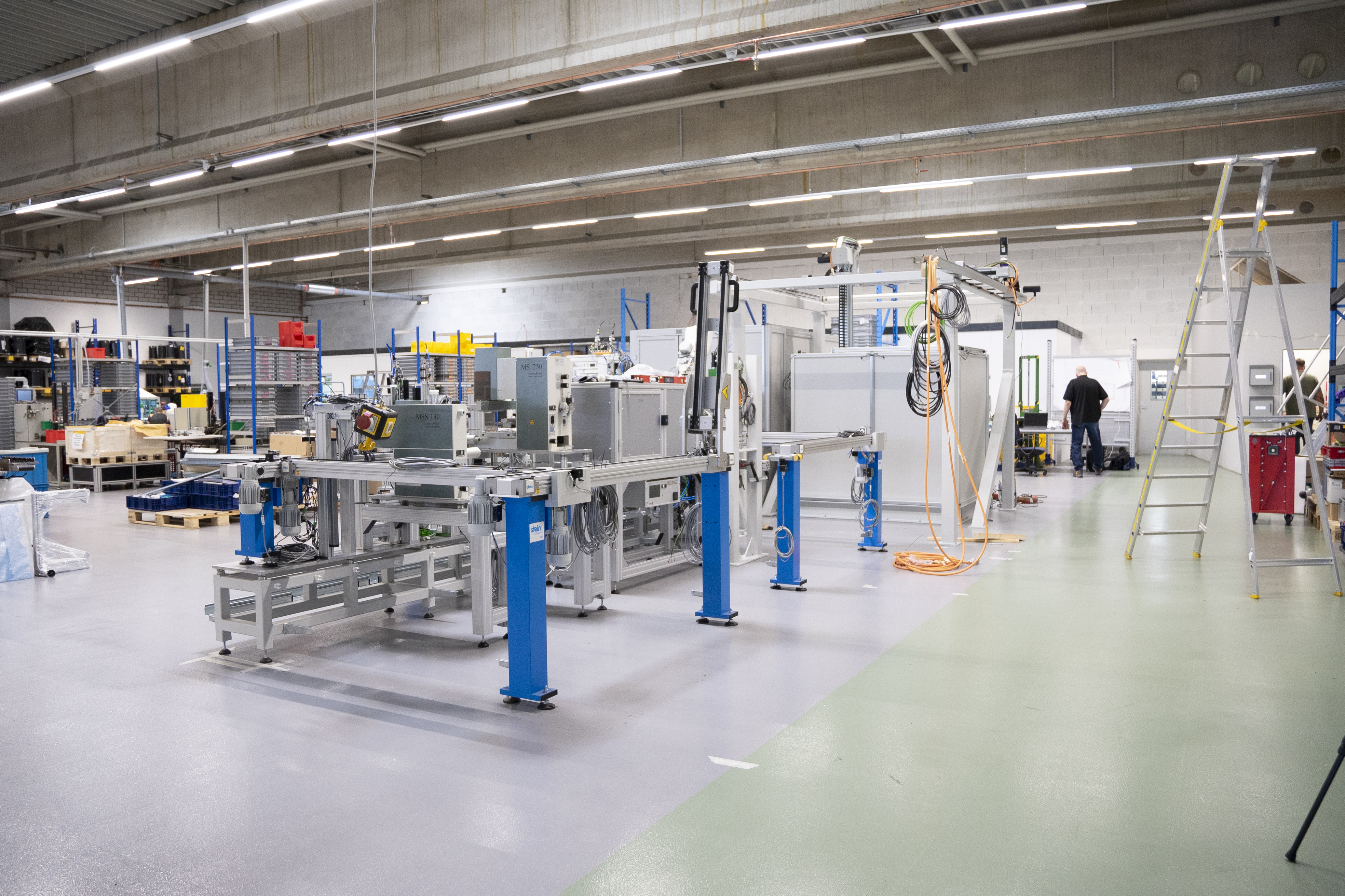 Die halb aufgebaute Maschine in der Produktionshalle