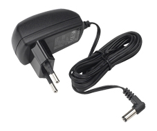Schwarzes Steckernetzteil mit Eurostecker und fest verbundenem Kabel, Hohlstecker abgewinkelt, seitliche Perspektive.