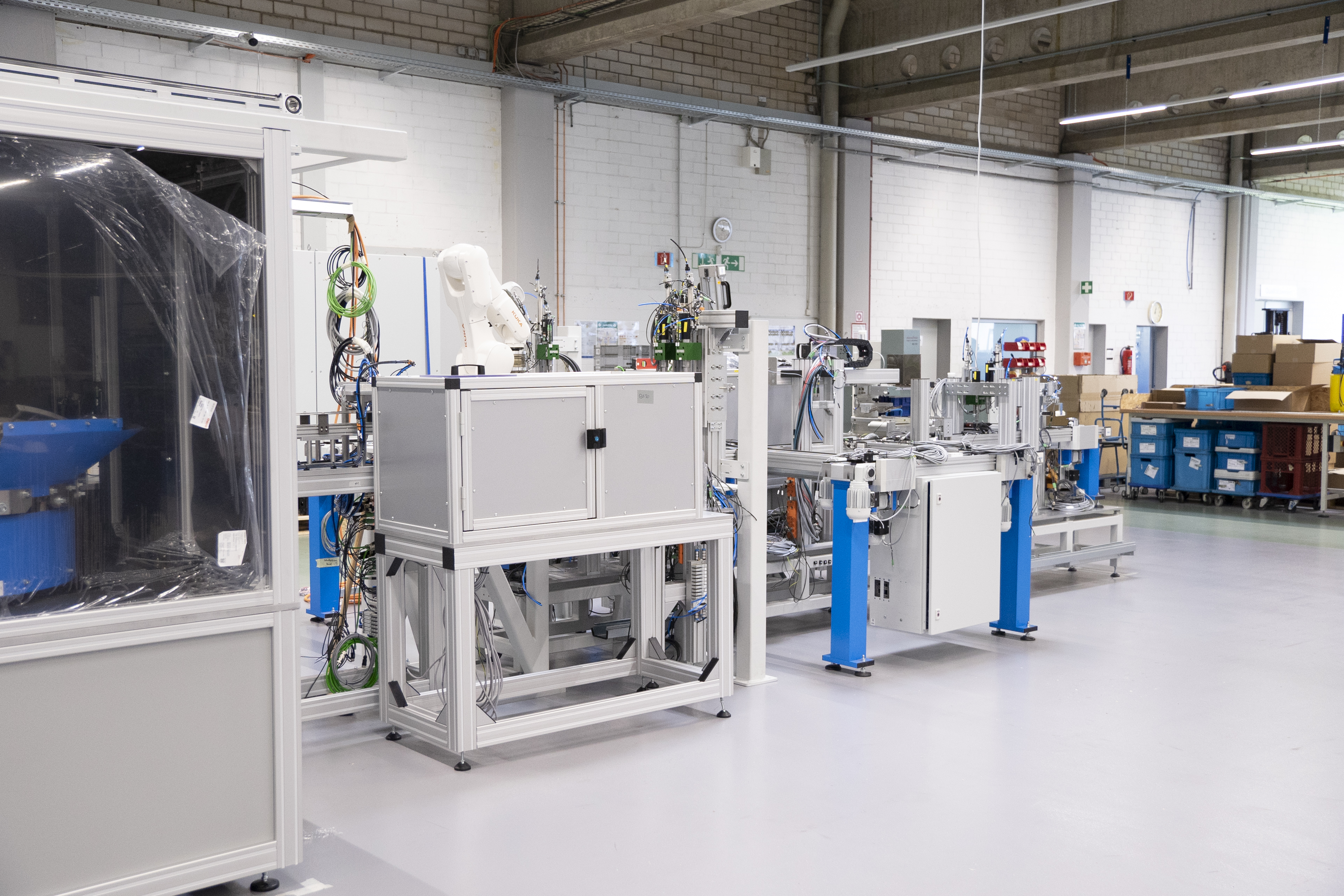 Die halb aufgebaute Maschine in der Produktionshalle