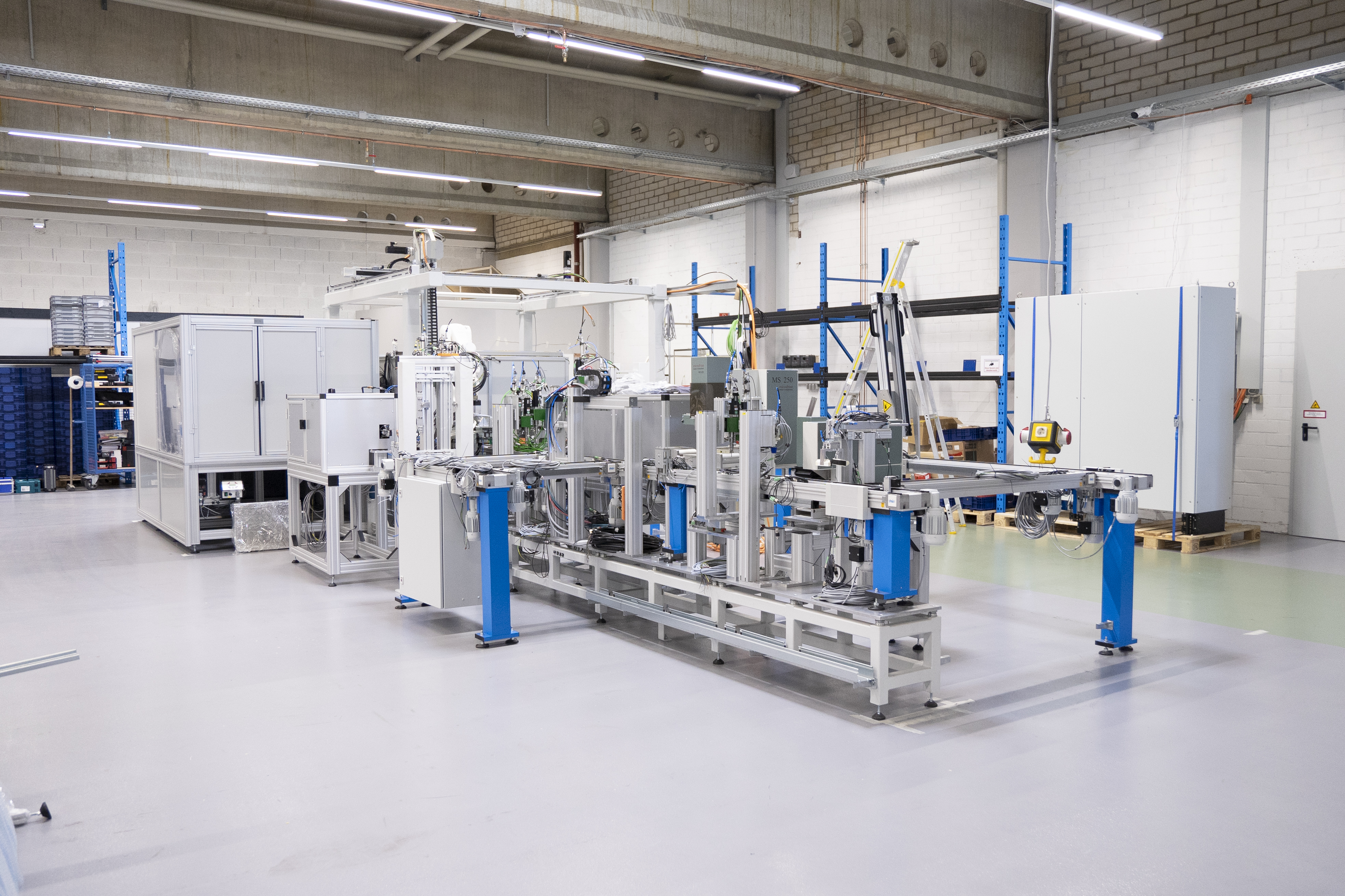 Die halb aufgebaute Maschine in der Produktionshalle