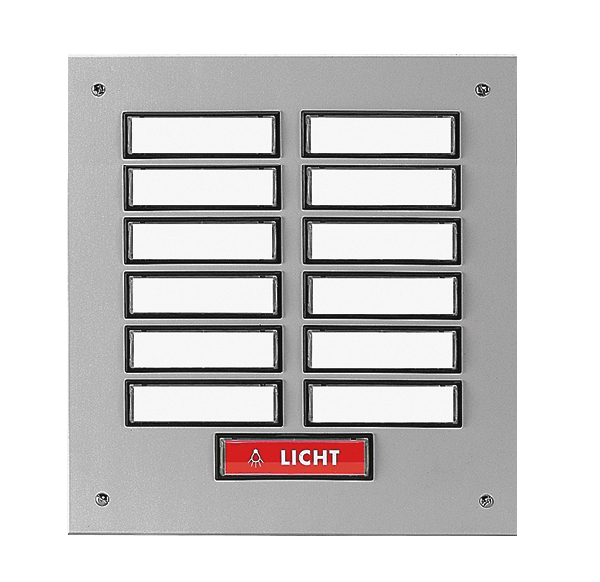 Etagenplatte mit zwölf Namensfeldern und einem rotem Lichttaster unten, silber eloxierte Aluminiumplatte, Frontalansicht.